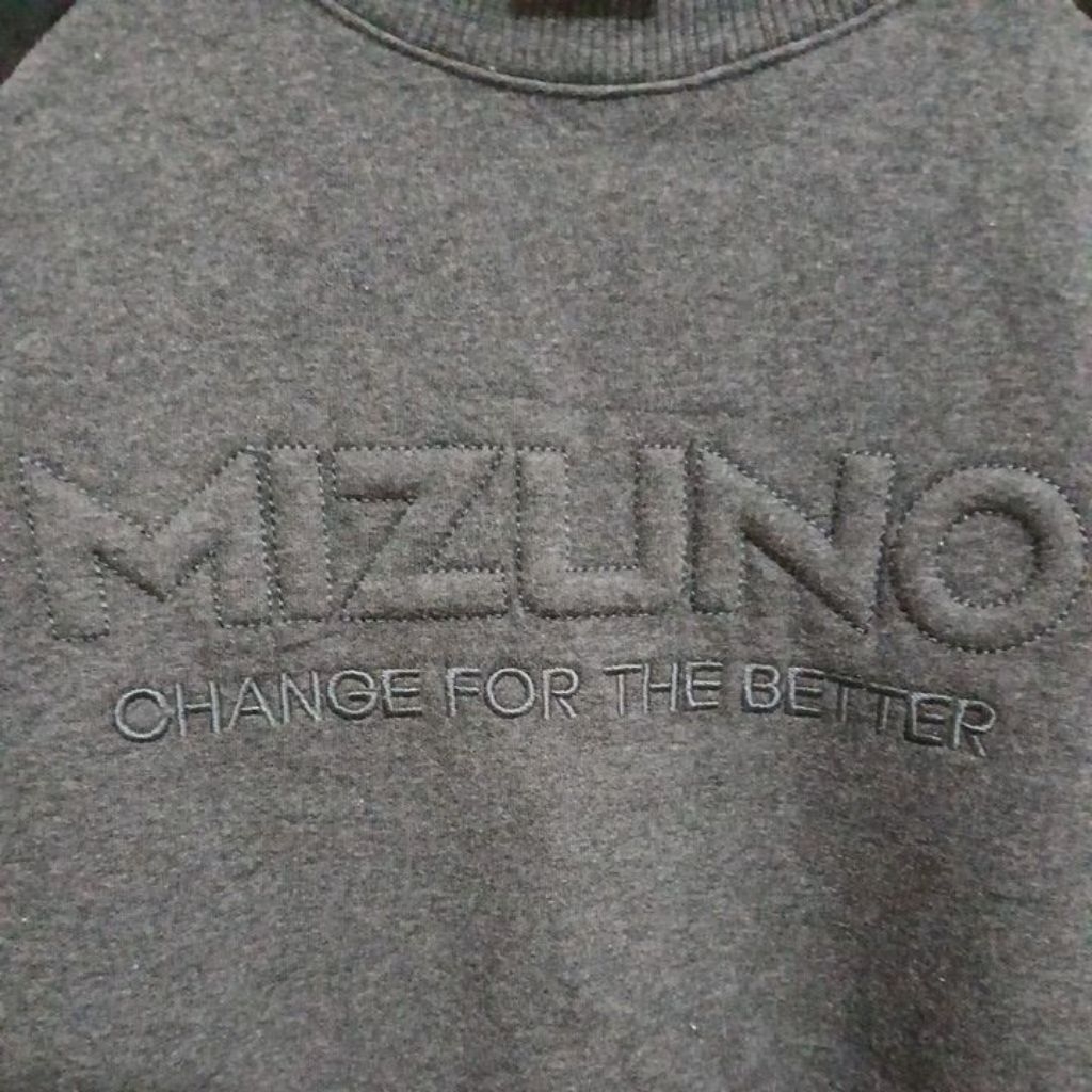 Kaos Crewneck MIZUNO long sleeve bahan super tebal lembut warna abu gelap kerah kencang logo press  