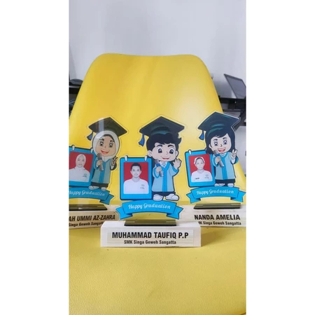 Plakat wisuda TK SD SMP SMA, plakat wisuda akrilik, kadl wisuda, piala wisuda akrilik Tatakan Kayu