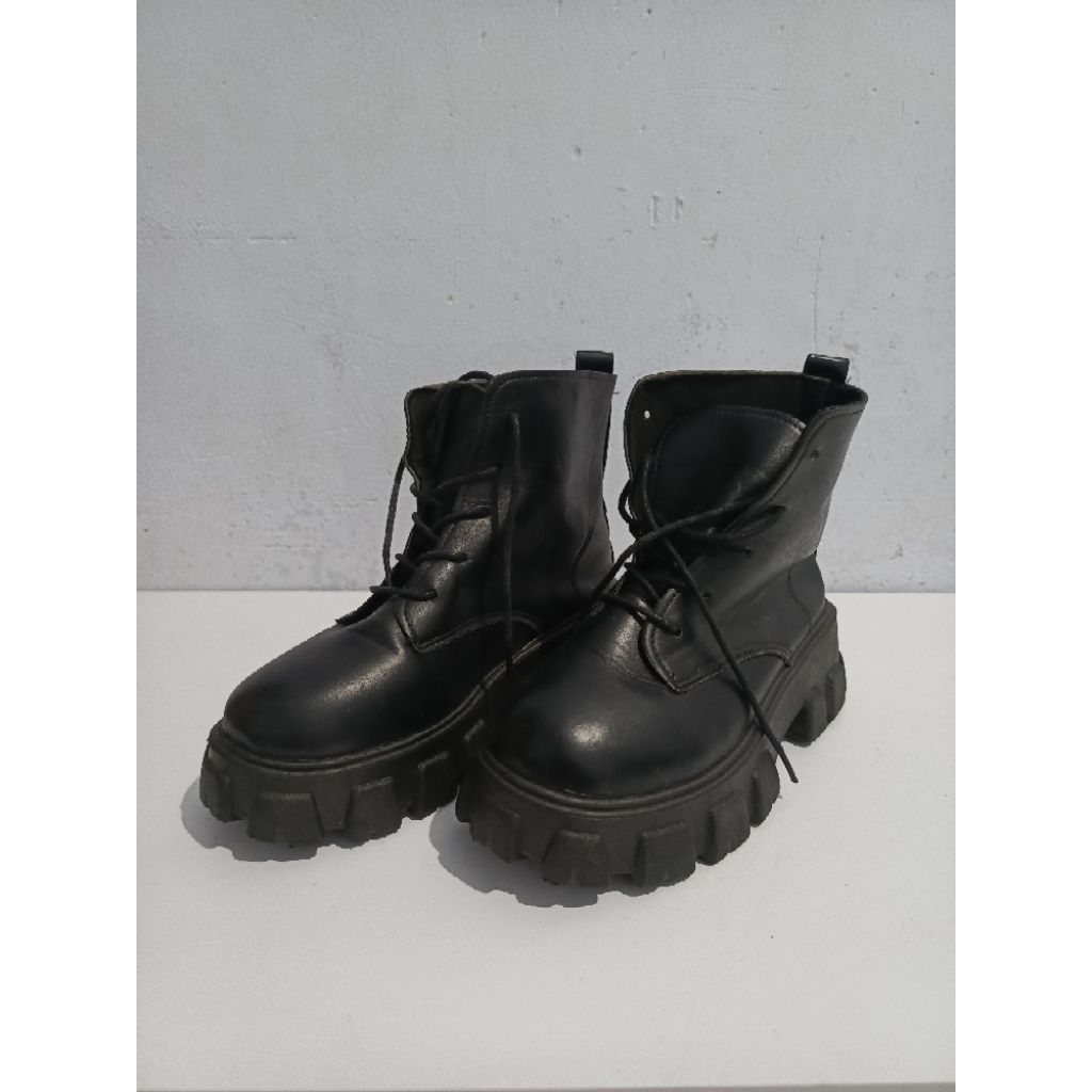 Sepatu Boots Wanita Docmart - Ankle Boots (USED)
