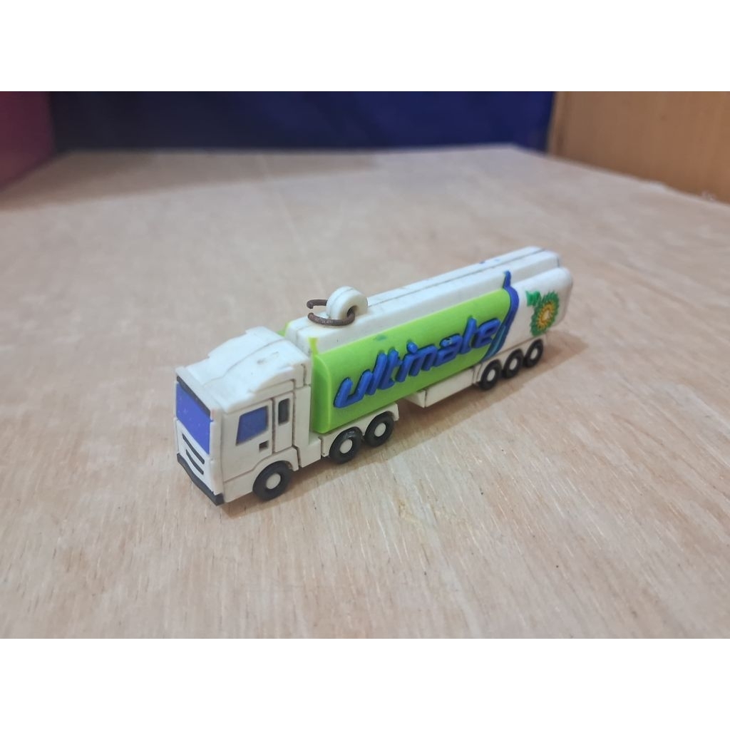 Mainan Miniature Truck Fuel Tanker Keychain BP Ultimate Gantungan Kunci Figure Karet Oil Truck