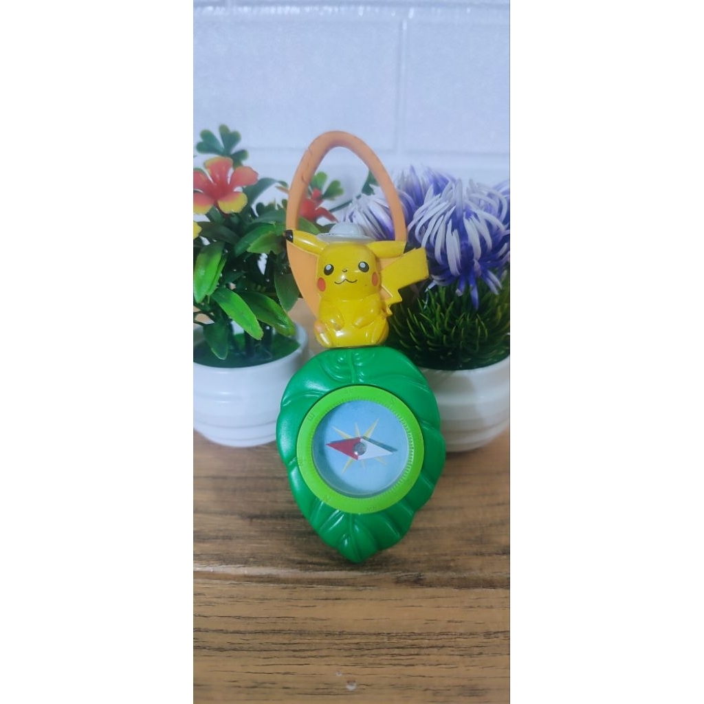 Mainan kompas pokemon mcd