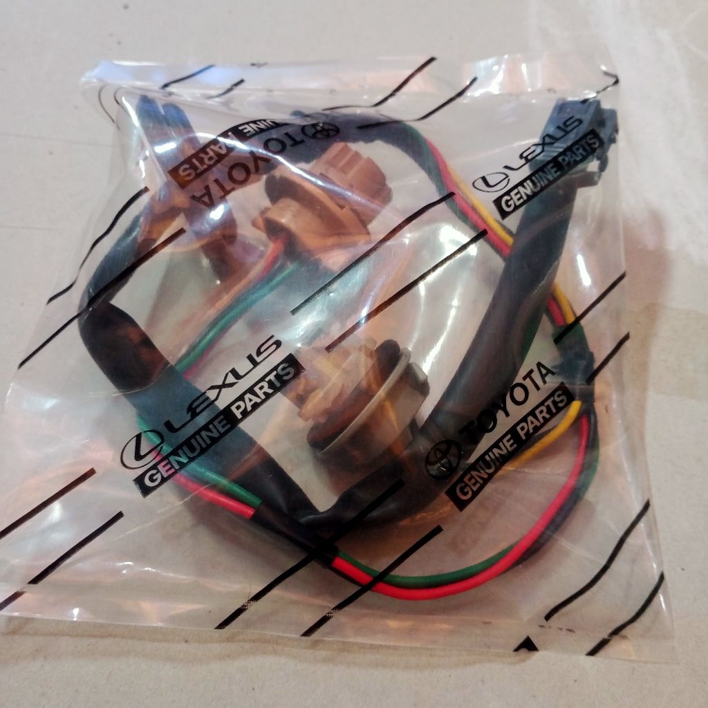 Fitting Soket Lampu Stop Toyota Innova Reborn Stop Lamp original