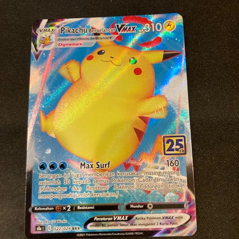 Kartu Koleksi TCG Pokemon Pikachu Berselancar VMax 25th 022/028 RRR