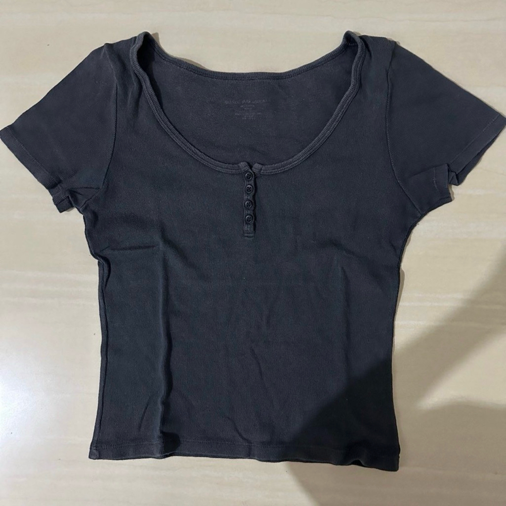 brandy melville zelly ribbed crop top in black | short sleeve button up henley top