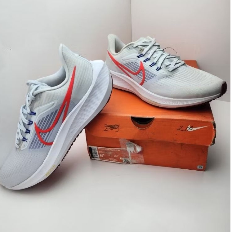 Sepatu Running NIKE AIR ZOOM PEGASUS 39 FOOTBALL GREY/BRIGHT CRIMSON