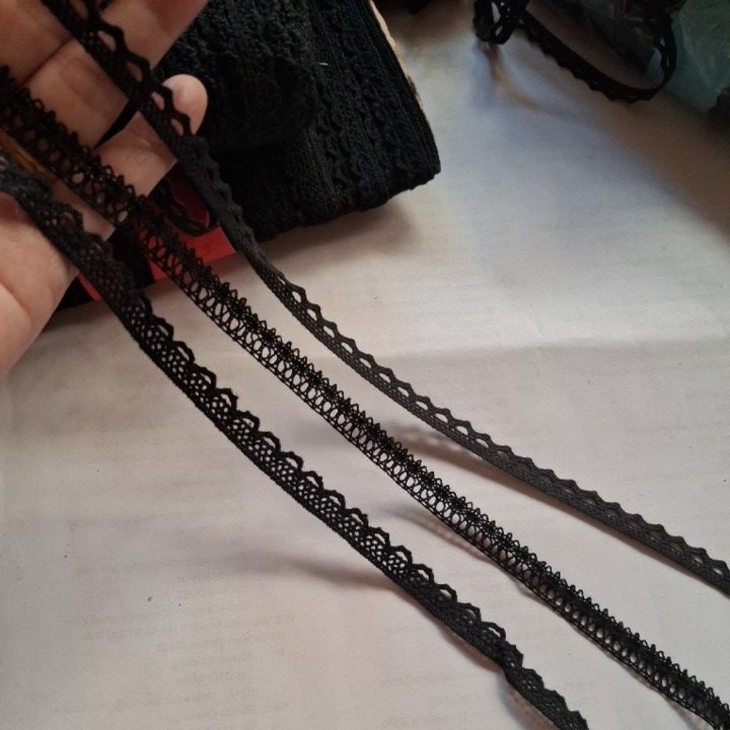 renda rajut lebar 0.8-1.2cm.varian warna hitam.harga permeter(100cm)