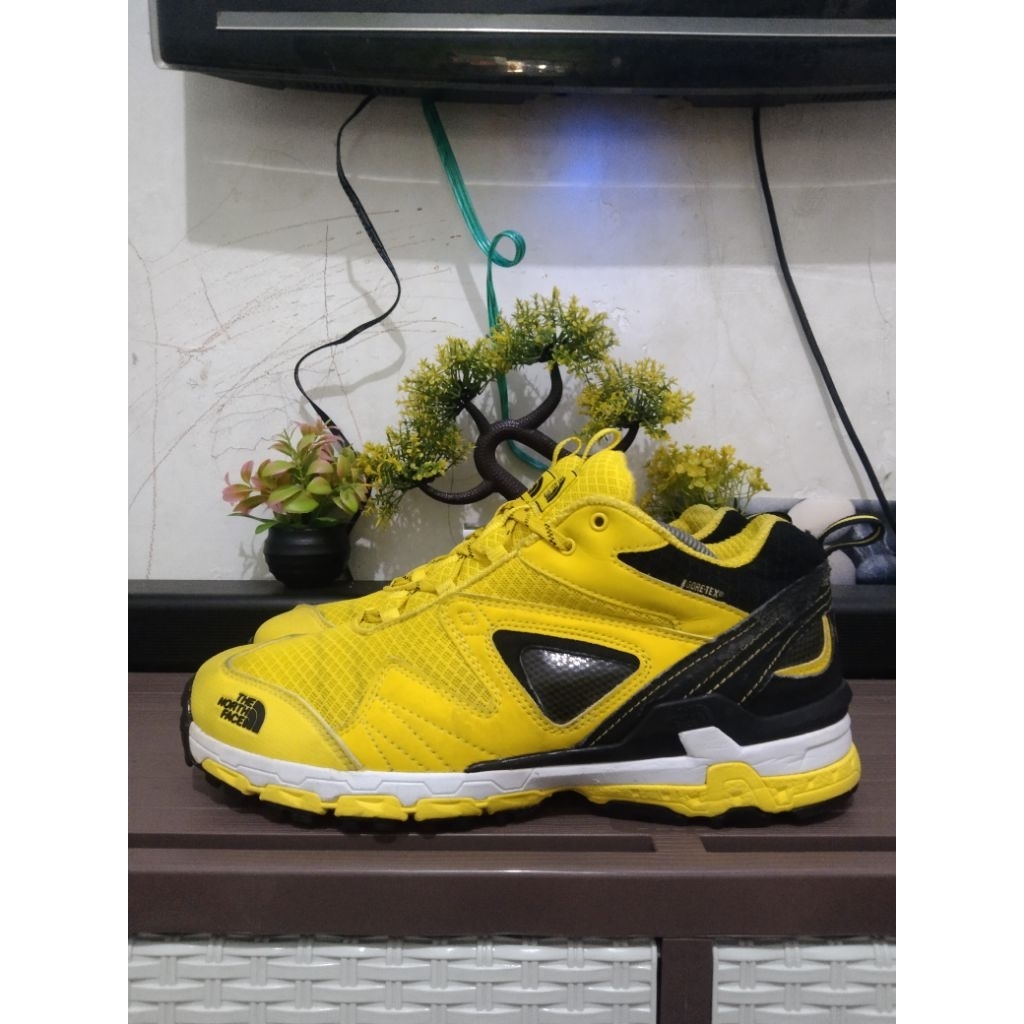 Size 44 • Sepatu TNF Hiking Goretex Yellow
