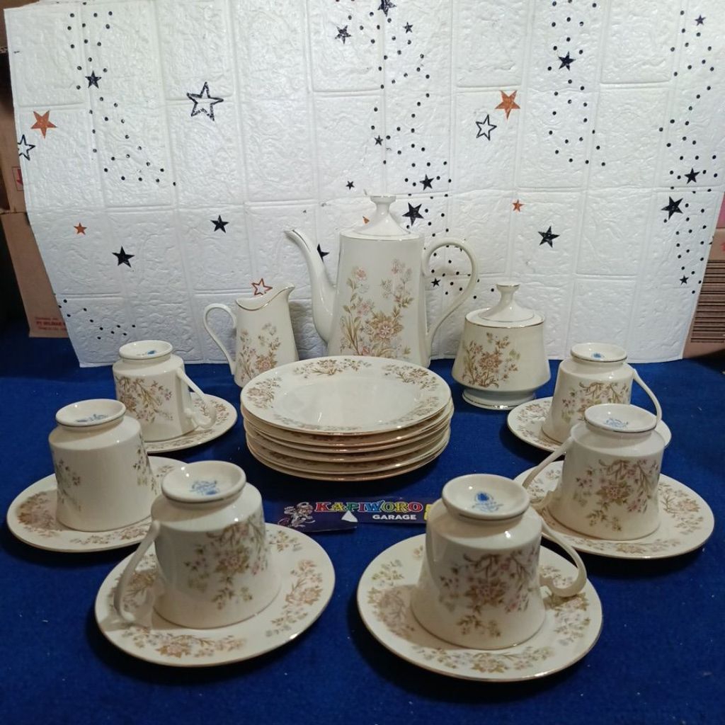 teko set,cangkir dan piring tatakan keramik gaya antik/vintage dengan motif bunga - bunga kecil