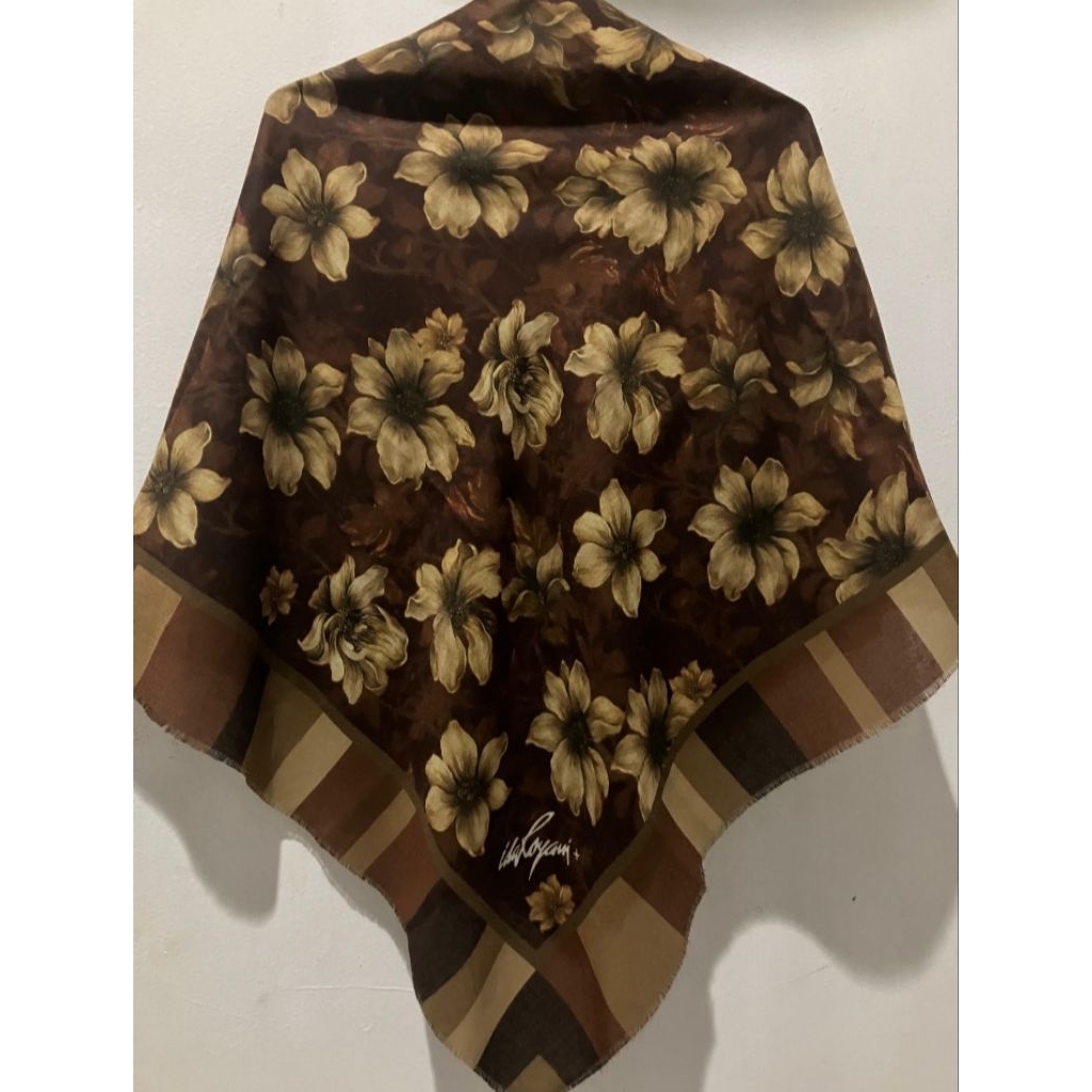 Ida Royani motif flower