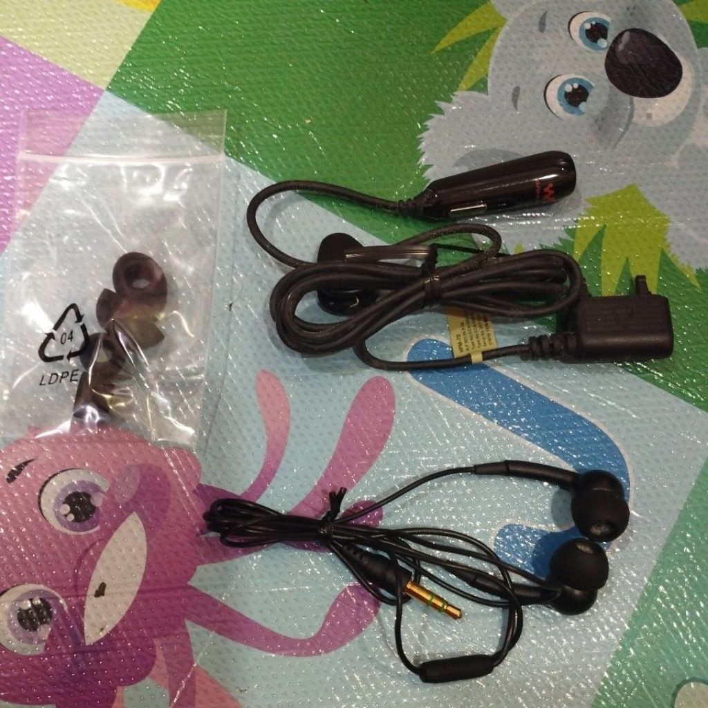 headset Sony Ericsson hpm-70 original bawaan Sony Ericsson w880i barang baru stock lama nos new old 