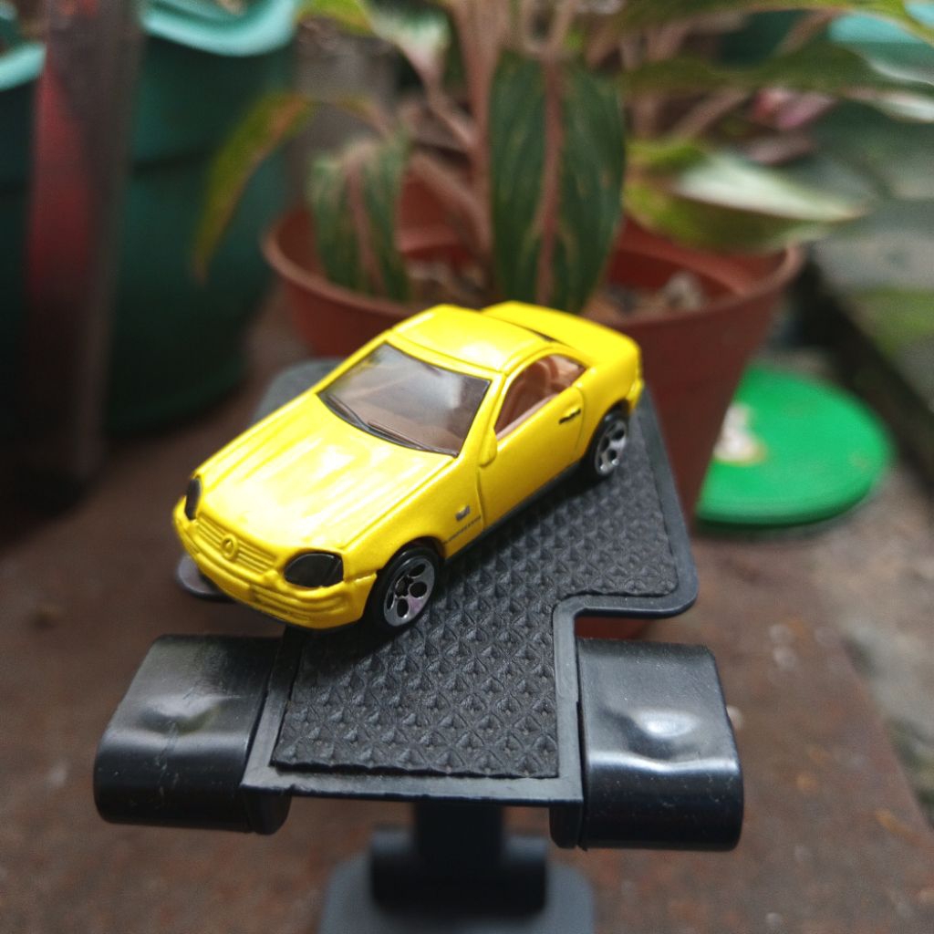 Hot wheels loose Mercedes SLK kuning bluecard base besi