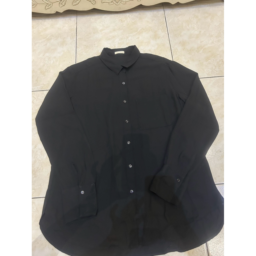 Kemeja hitam brand GU