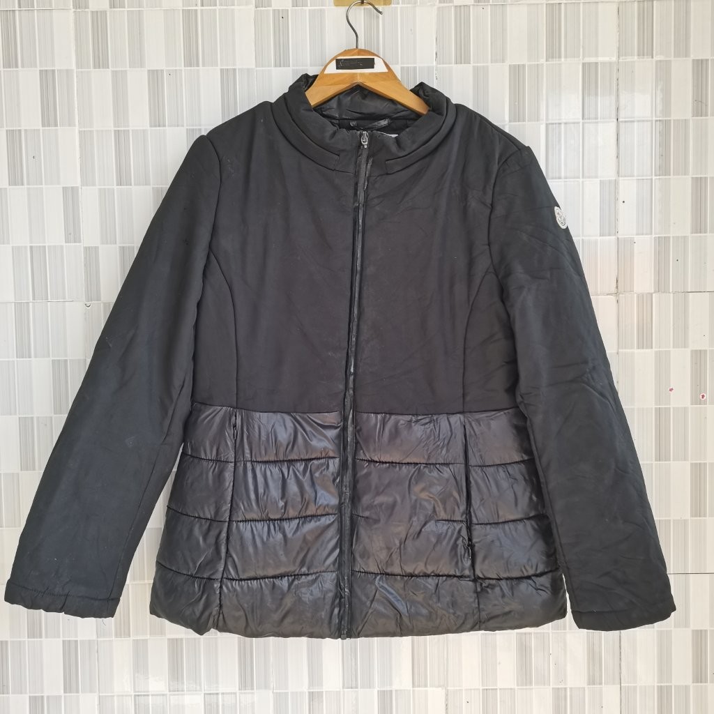 A855. JAKET MONCLER WARNA HITAM SIZE M PRELOVED