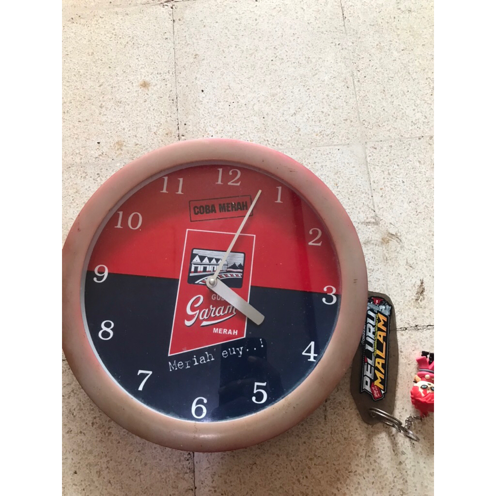 jam dinding gudang garam merah kondisi mati