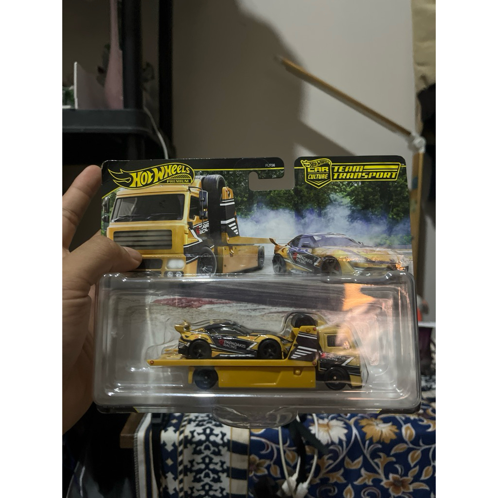 HOTWHEELS TEAM TRANSPORT TOYOTA GR SUPRA + FLEET STREET