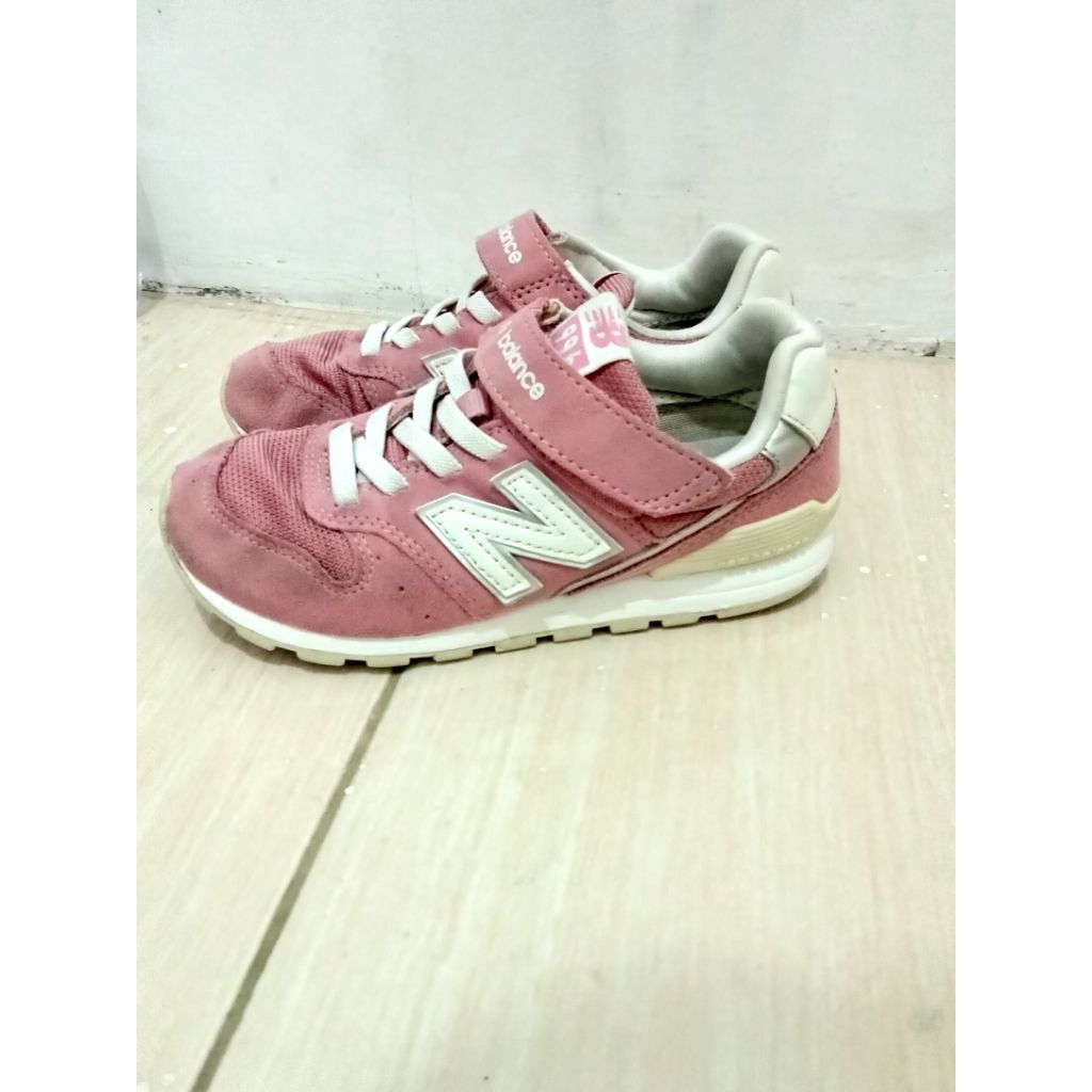 sepatu anak running New Balance like new