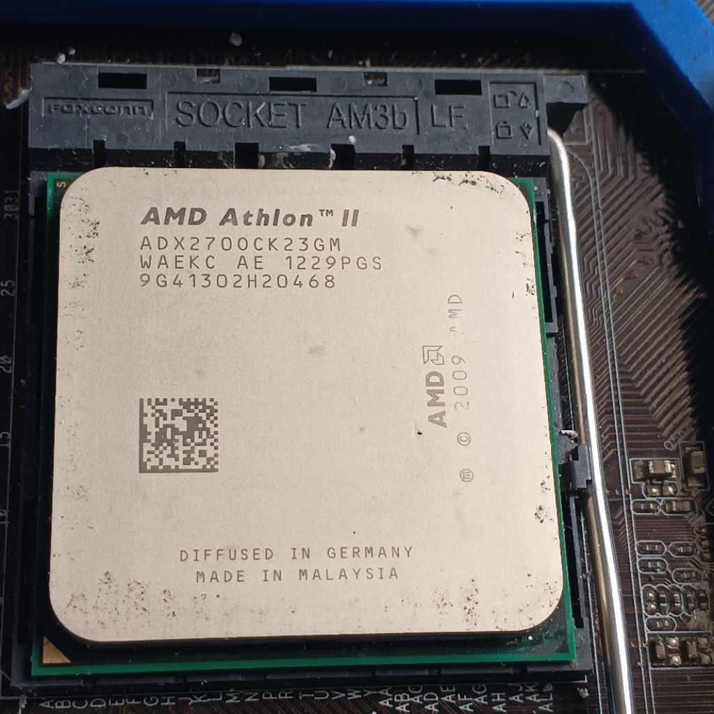 Prosesor AMD Phenom atau Athlon II  variasi sejenisnya.