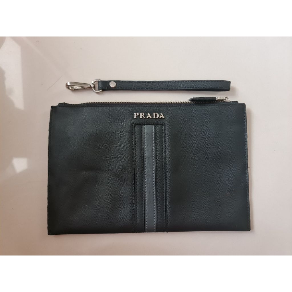 121. Tas Hand Bag Clutch Pria Prada Black
Mantan / Bekas / Second

Size : 28cm x 0,3cm × 18cm

Kulit
