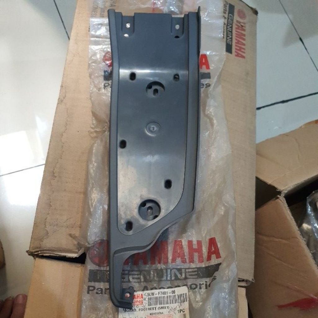 COVER PIJAKAN TATAKAN BORDES BOARD REST KIRI ABU2 NOUVO LELE 5LW-F7481-00 ORI YGP
