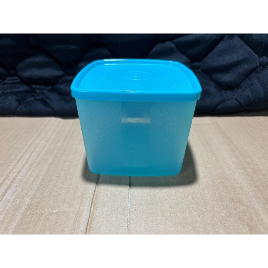 blue medium square round tupperware