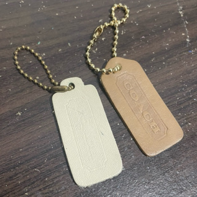 Bag Charm Gantungan Tas Hangtag Coach Vintage Kulit Tunggal Kultung Warna Putih dan Coklat Kulit Asl
