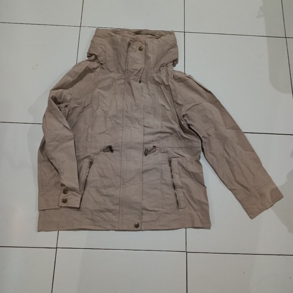 jaket parasut cream
