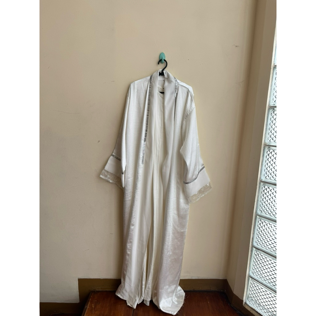 PRELOVED ABAYA OUTER SATIN SILK (SYANIA)