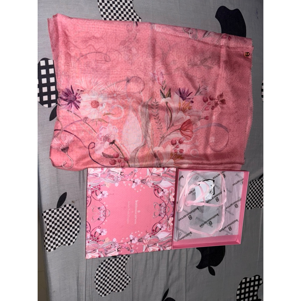 Buttonscarves series nada