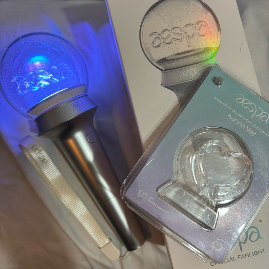 [READY STOCK] OFFICIAL LIGHTSTICK AESPA VER. 1 WITH EMBLEM KARINA PRELOVED GOOD CONDITION