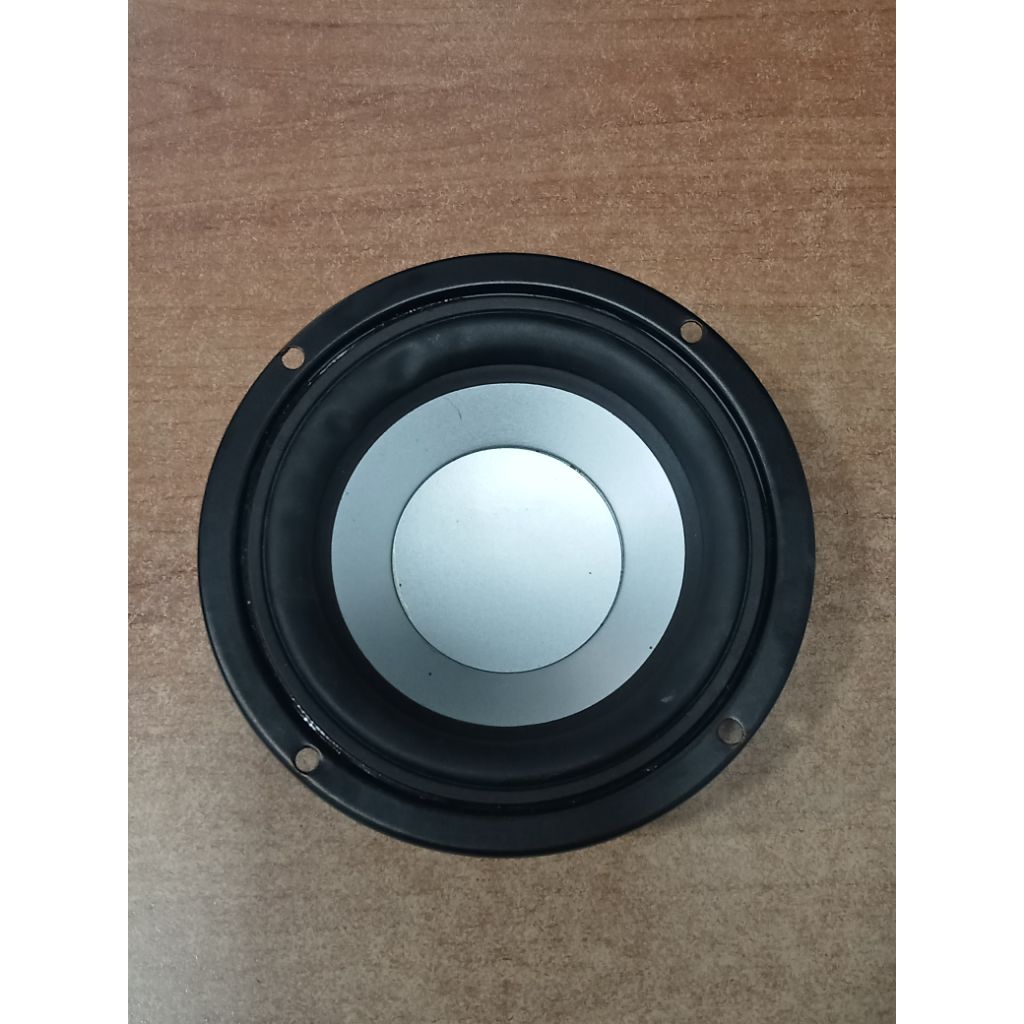 Speaker 4.5 Inch warna silver  + 1 daun penganti yang rusak