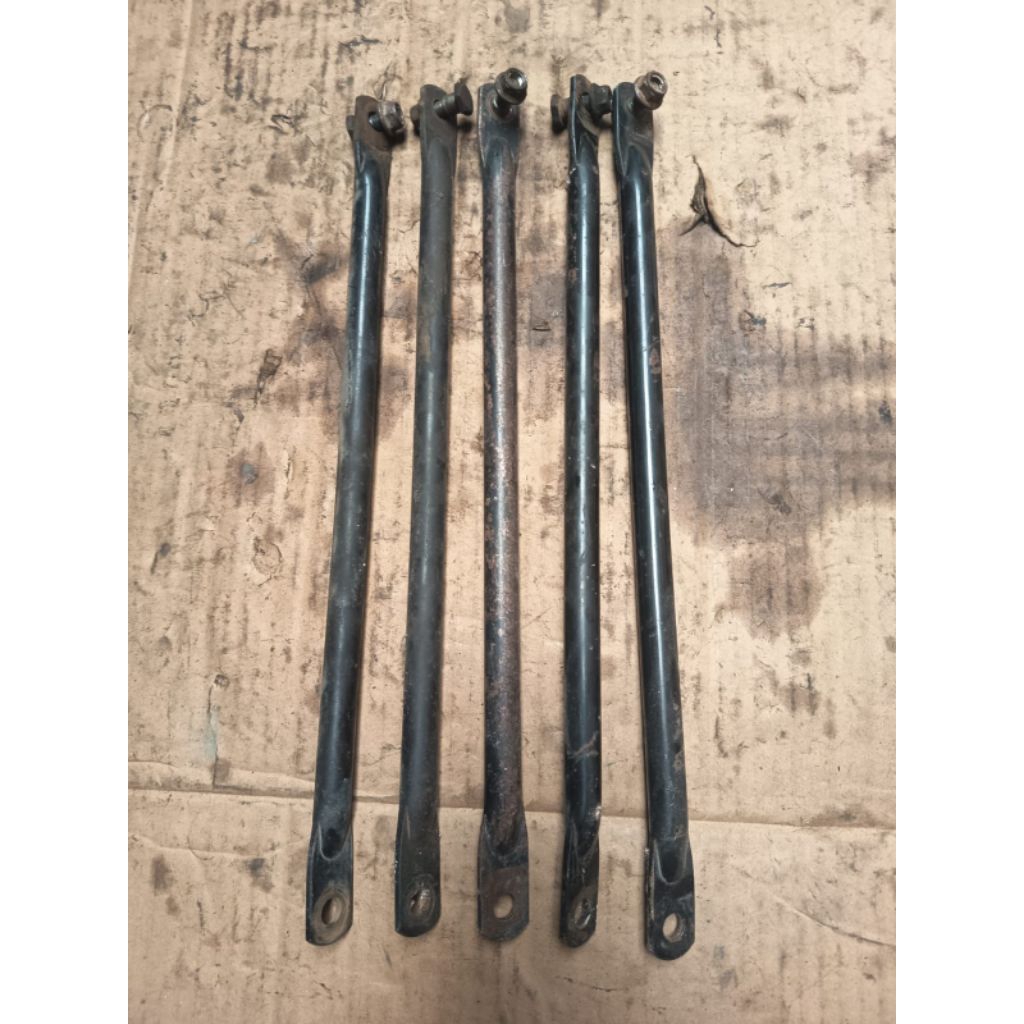 Tiang oenahan panel penahan tutup tromol scorpio / vixion old ori copotan set baut