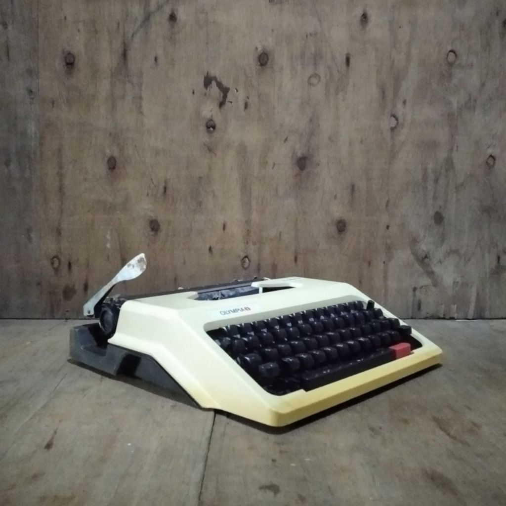 Mesin tik mesin ketik jadul antik vintage merk olympia lawas kuno