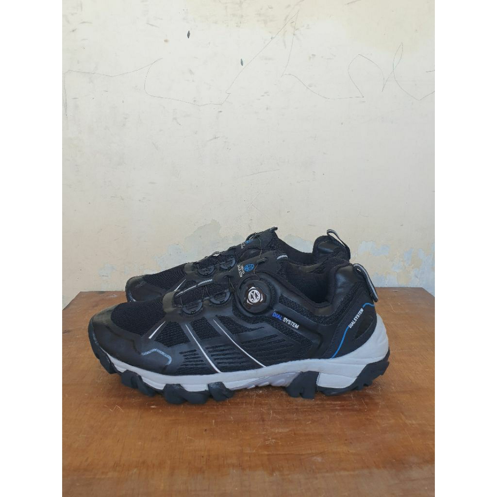Sepatu Outdoor BOA System Agnese Size 42/43