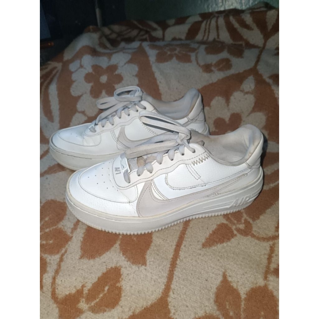 sepatu nike air force1,kondisi seperti difoto, size 38 ,minus butuh perbaikan karena lem nya udah ad