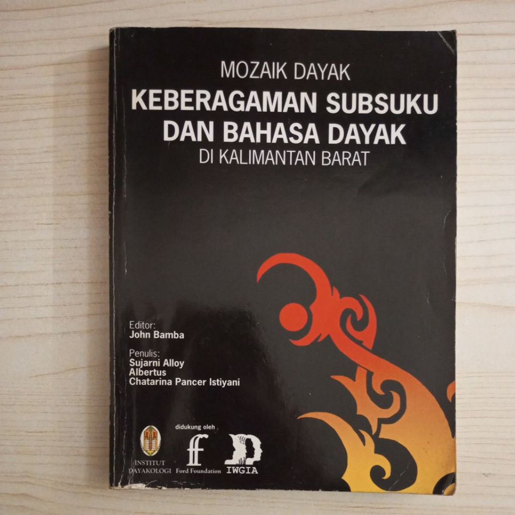 BUKU MOZAIK DAYAK KEBERAGAMAN SUBSUKU DAN BAHASA DAYAK DI KALIMANTAN BARAT