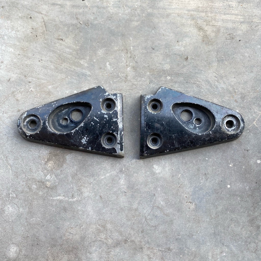 Kupingan Breket Pangkon Lampu Depan Tiger Revo Awal Ori