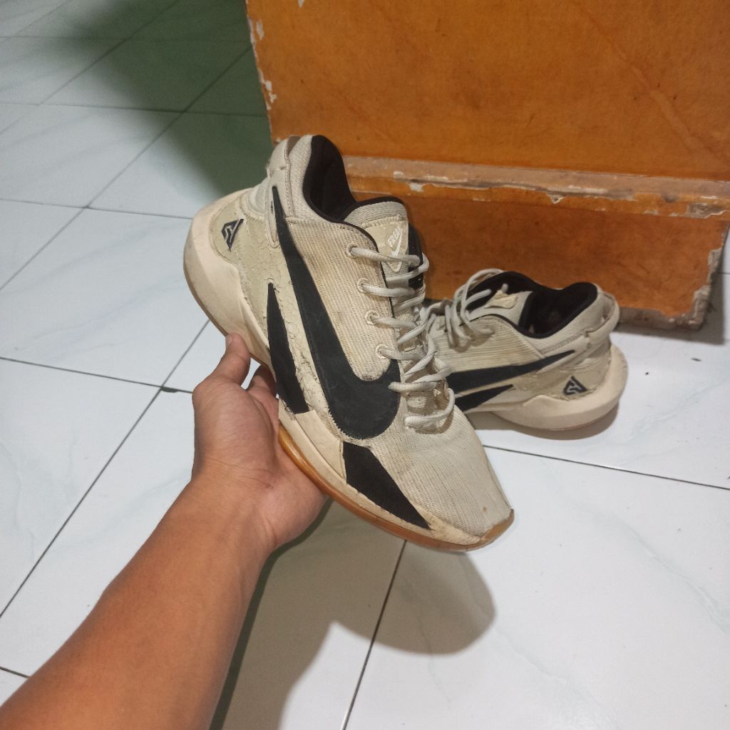 sepatu basket second freak 2 sz 44