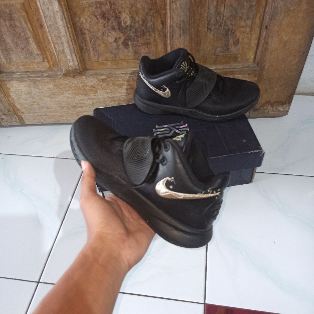 sepatu basket second kyrie sz 40 ori
