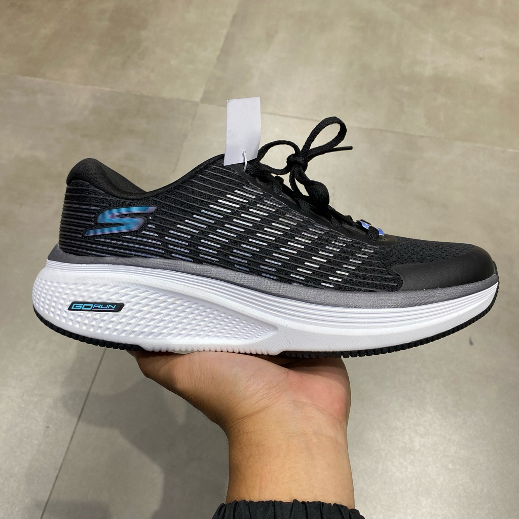 (size 36) SKECHERS GO RUN ELEVATE 2.0 - BLACK