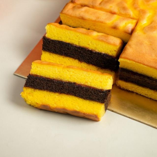 Lapis Surabaya Premium Full Wijsman Hampers | 22x22 | Eclair Cookies