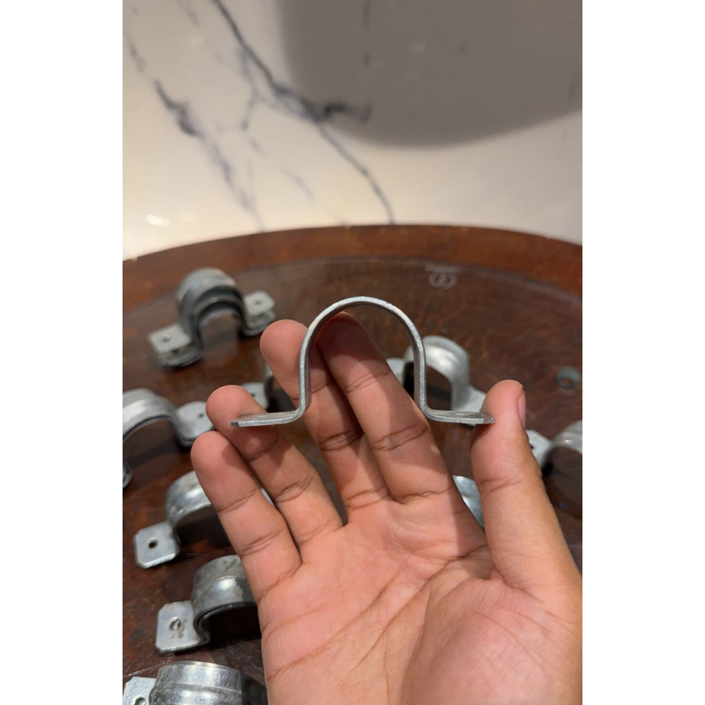 Klem Pipa Besi Clamp Plat Penyangga Pipa Berbagai Ukuran