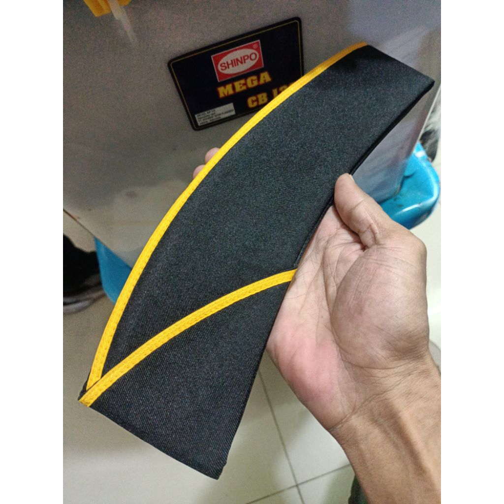 topi mut hitam Lis kuning wanita