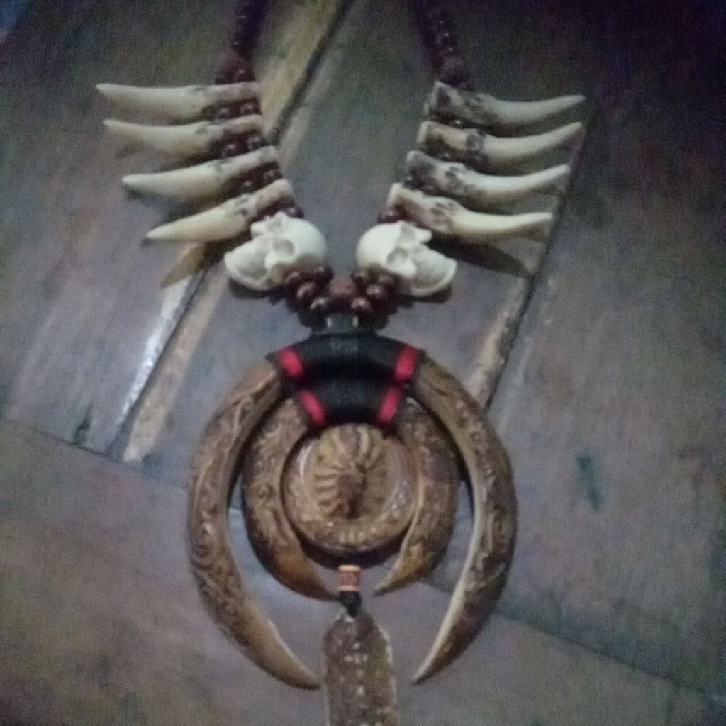 kalung sepasang taring babi ukir