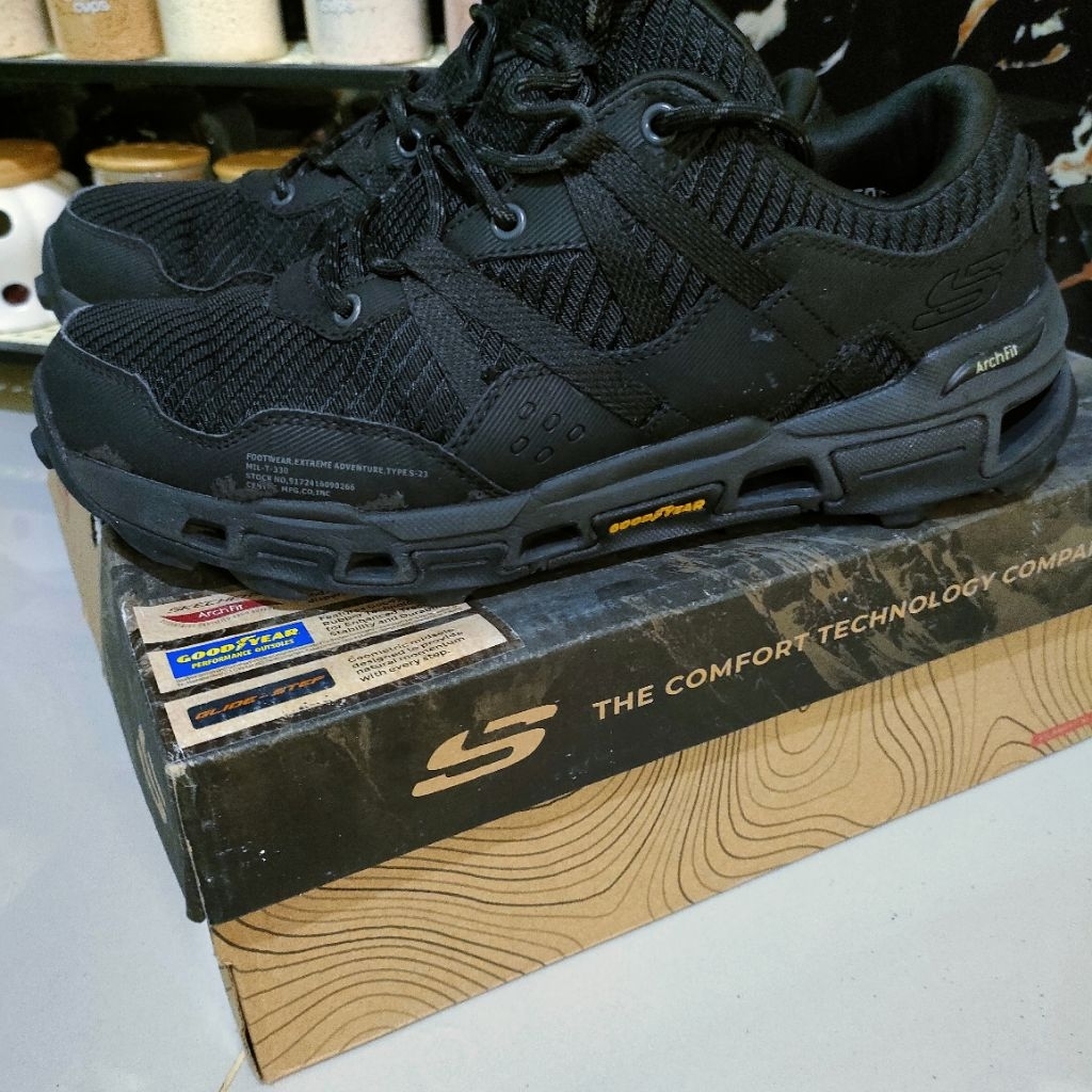 [SALE] Skechers Arch Fit Glide-Step Trail – Black Edition – Size 42 – Sol Goodyear Anti-Slip