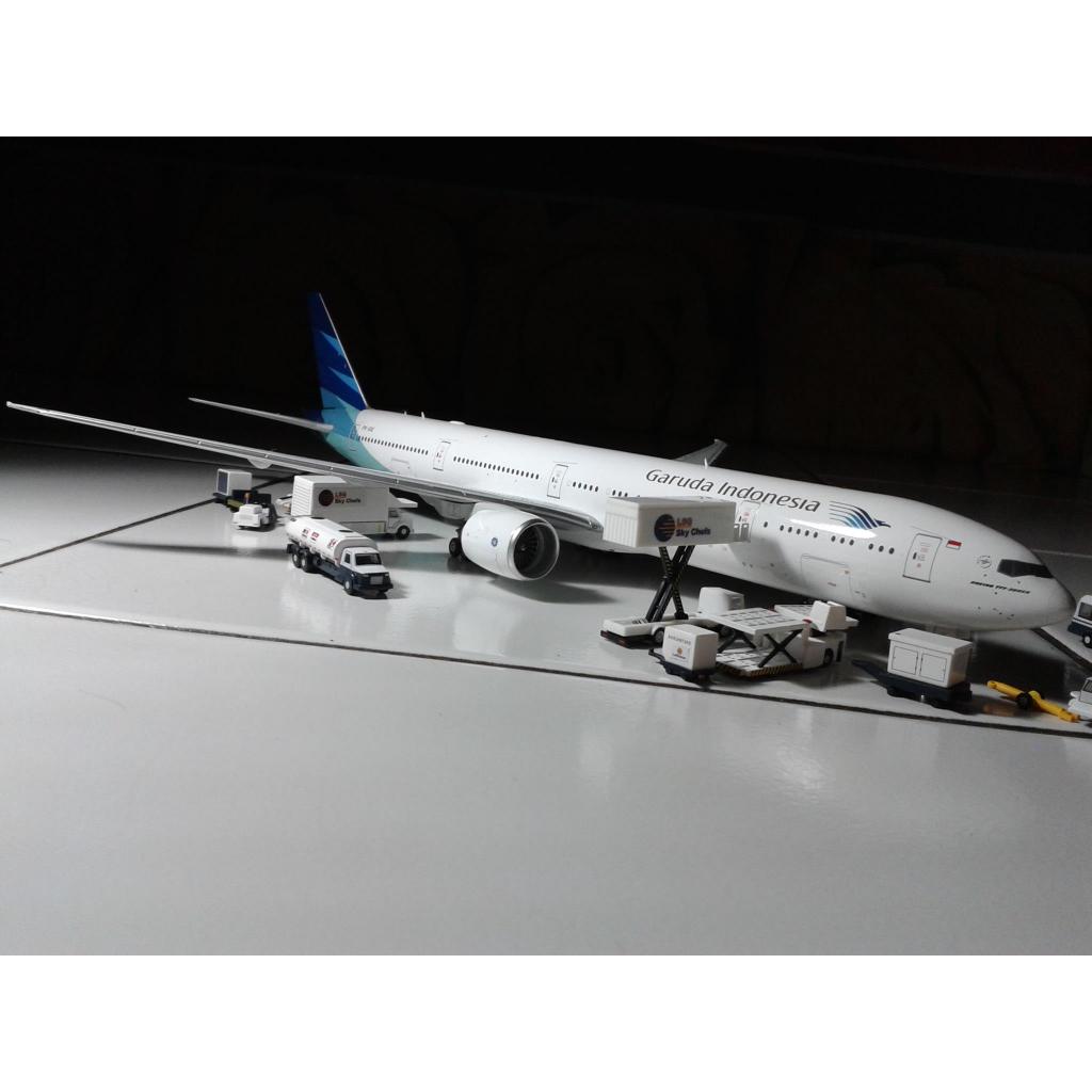 Diecast Pesawat Garuda Indonesia - Boeing 777-300(ER) rego PK-GIE skala 1:200 IF200