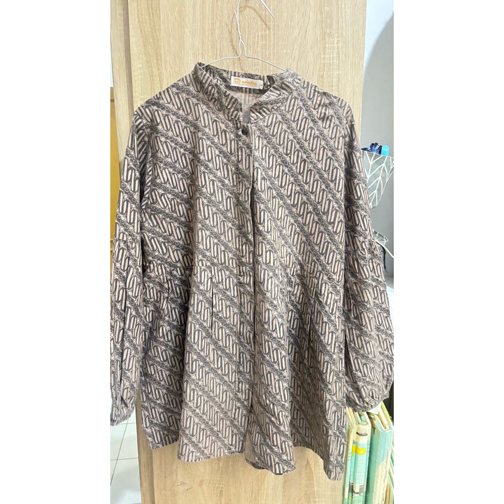 Blouse Batik Wanita Coklat Motif Etnik | Atasan Batik Modern Lengan Panjang