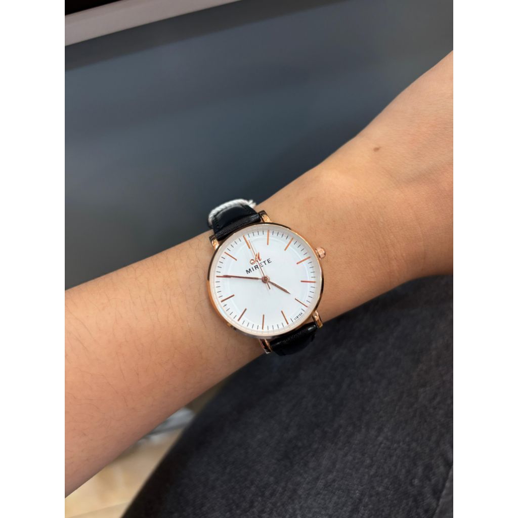 Jam tangan kulit  wanita model tali warna hitam