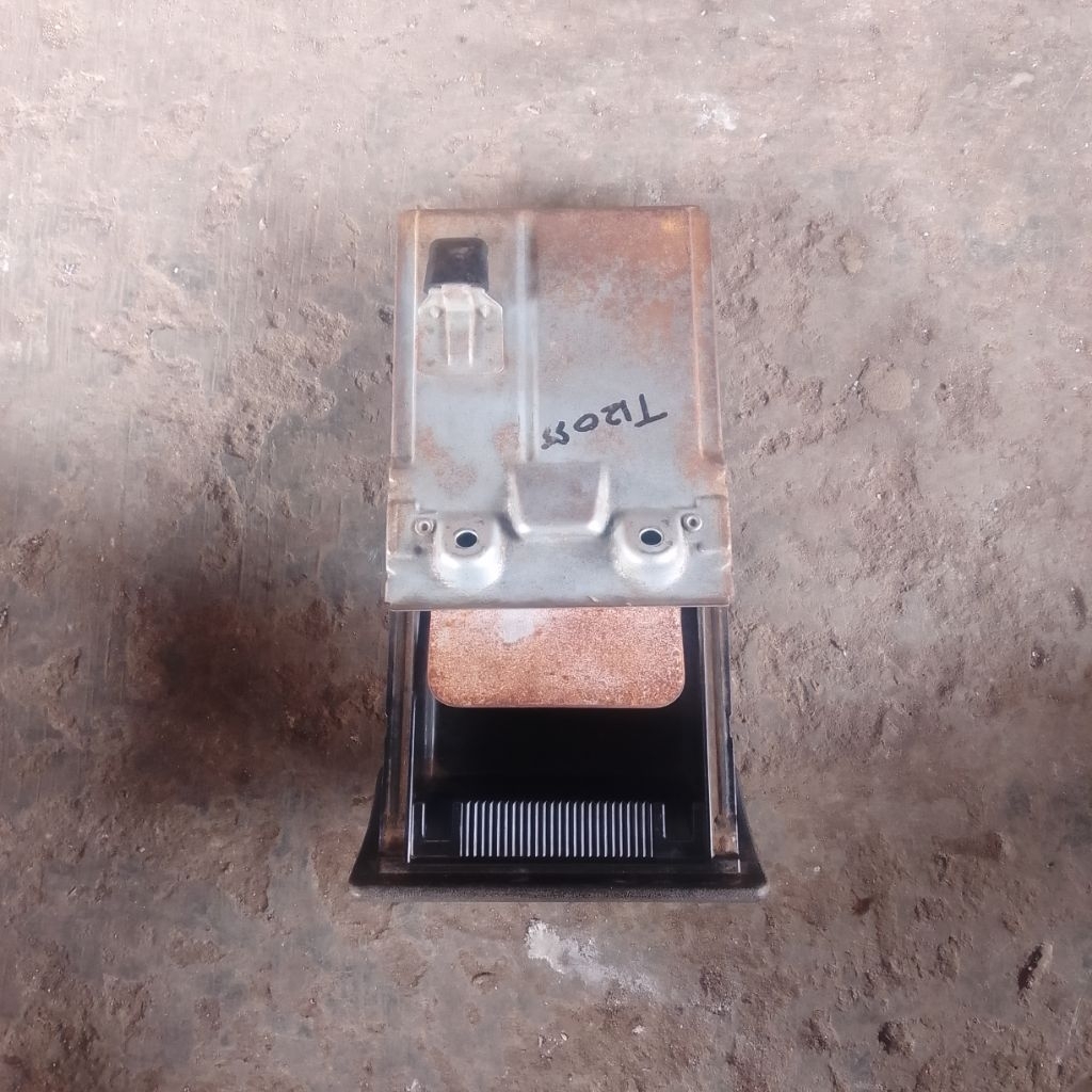 Laci koin / laci asbak dashboard mobil Mitsubishi T120ss original bekas copotan second