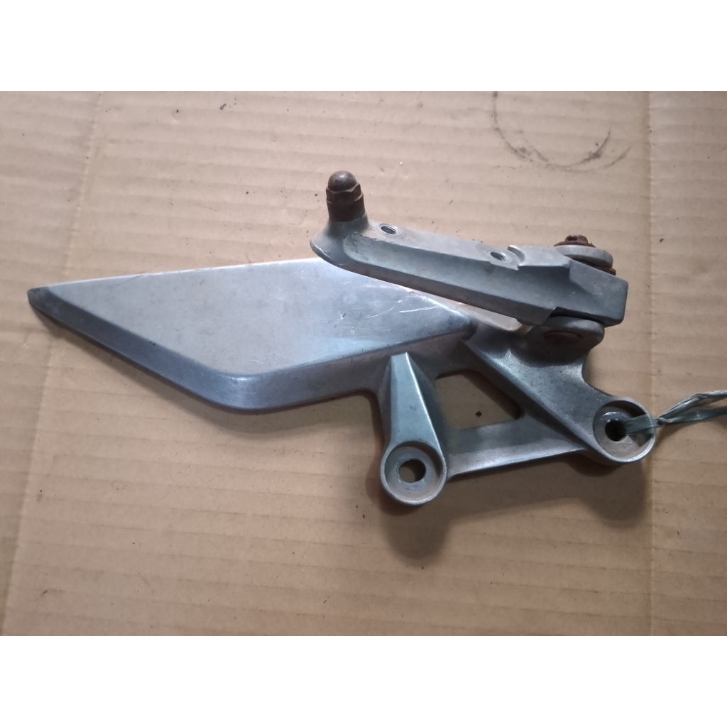Footstep sebelah kiri depan CB 150R old dudukan plus step ori