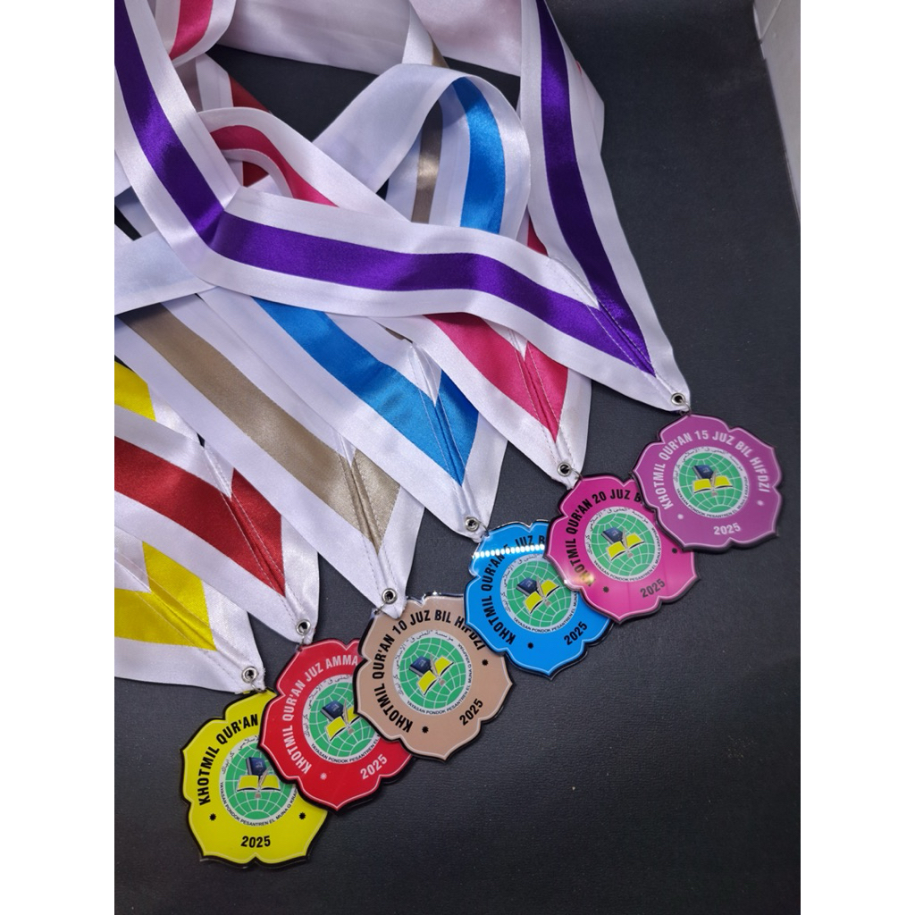 gordon wisuda bahan akrilik
